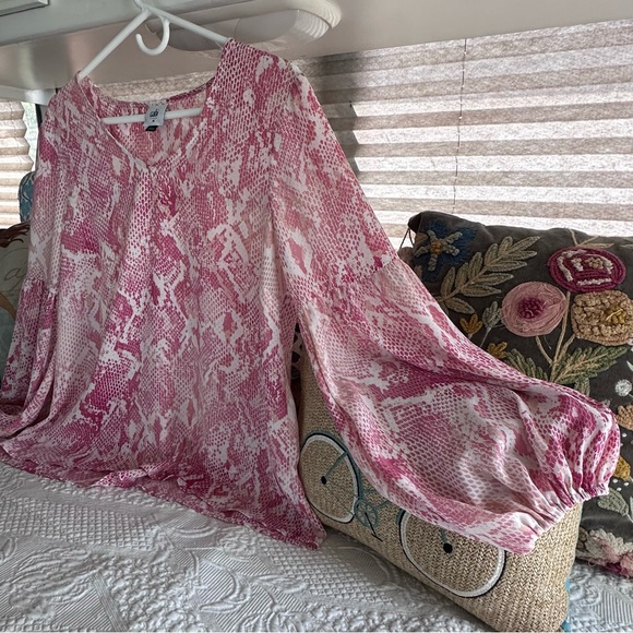 Cabi Women's Bethany Blouse Size M Medium Pink Snakeskin Print Blouson Sleeves - Picture 4 of 7